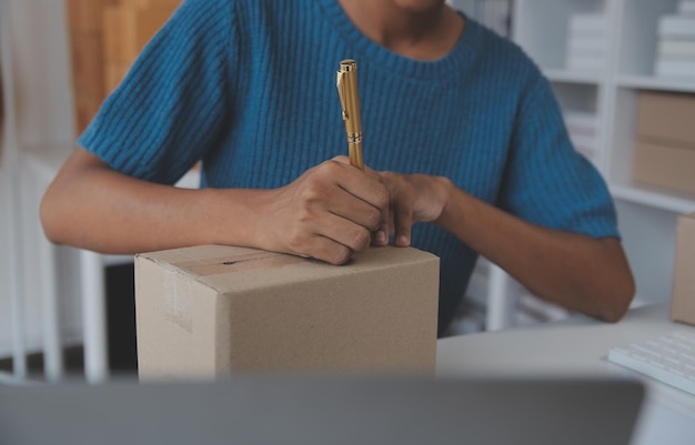 Unos cuantos toques finales y estará listo Fotografía de un joven diseñador trabajando en una prenda que cuelga sobre un maniquí