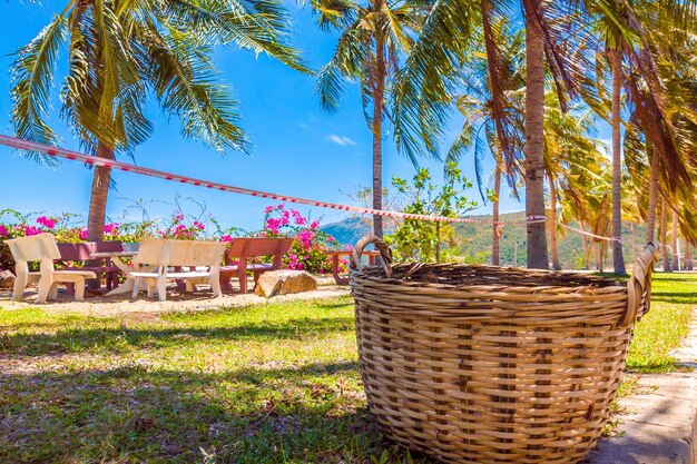 Cuarentena cinta roja y blanca a través de una hermosa playa exótica con cielo azul claro El concepto de vacaciones retrasó los viajes, no más planes de verano y aislamiento del hogar debido al brote pandémico del virus de la corona COVID 19