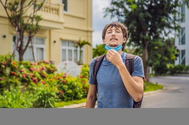 La cuarentena ha terminado el concepto de hombre quitándose la máscara contra el fondo de las pequeñas casas de pueblo que somos