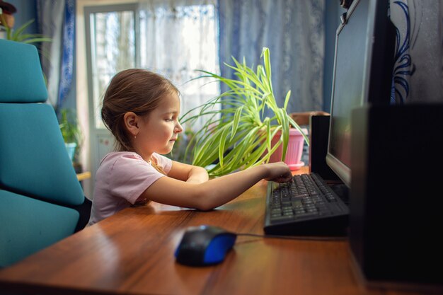 Cuarentena en el hogar con tecnología moderna y una computadora