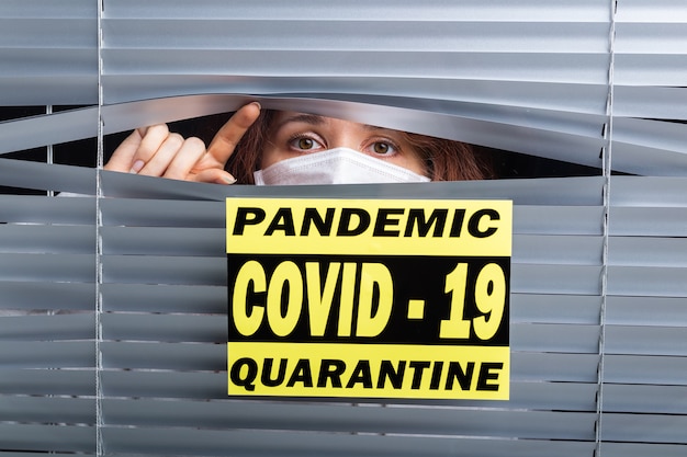Cuarentena hospitalaria o aislamiento de un paciente solo en la habitación con la esperanza de recibir tratamiento para la pandemia de coronavirus COVID-19