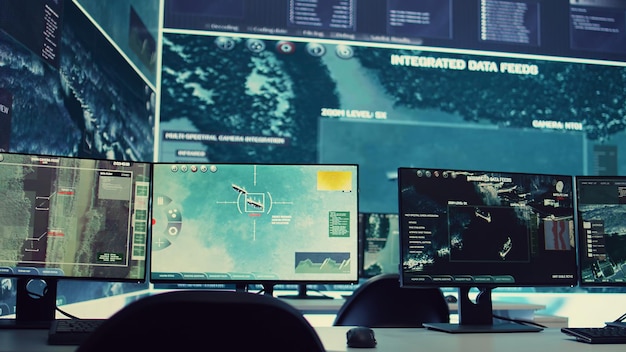 Cuartel general vacío de la sala de operaciones militares con una gran pantalla y escritorios