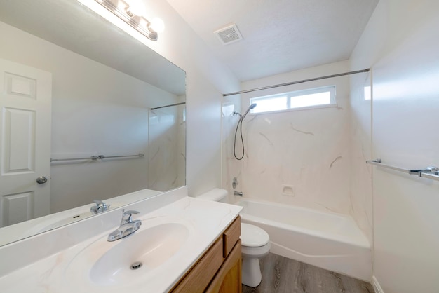 Cuarto de baño de un apartamento moderno con muebles blancos