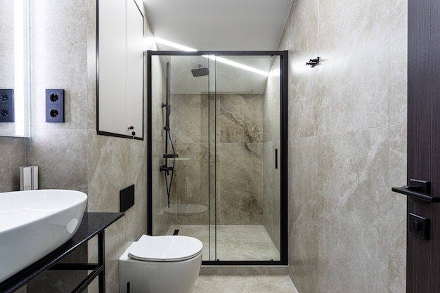 Cuarto de baño de estilo tradicional con paredes marrones y grises Cuarto de baño minimalista con sauna del hotel