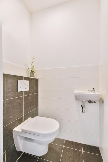 Cuarto de baño estrecho con diseño minimalista.