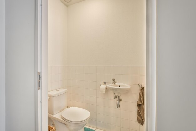 Cuarto de baño estrecho con lavabo