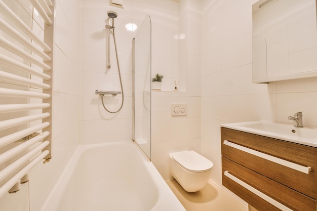 Cuarto de baño moderno con ducha, bañera, inodoro y lavabo en una casa acogedora.