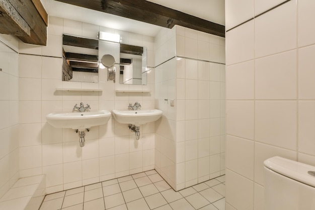 Cuarto de baño moderno con ducha, bañera, inodoro y lavabo.