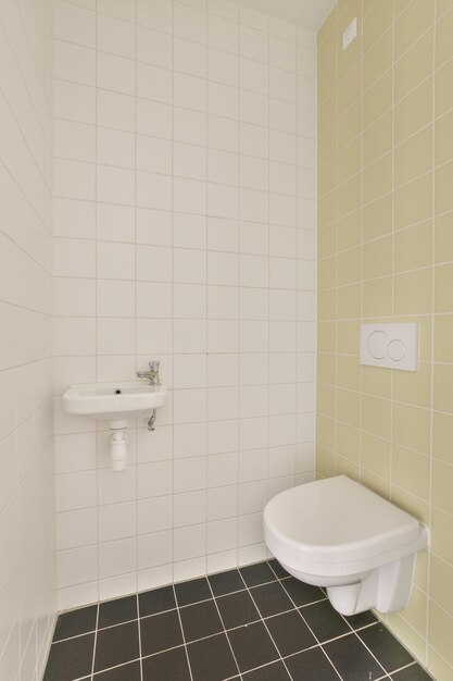 Cuarto de baño moderno con ducha lavabo tiolet
