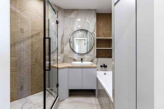 Cuarto de baño moderno con espejo de accesorios negros y lavabo blanco