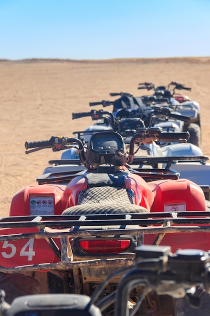 Cuatriciclos atv para viajes de safari en el desierto árabe, egipto