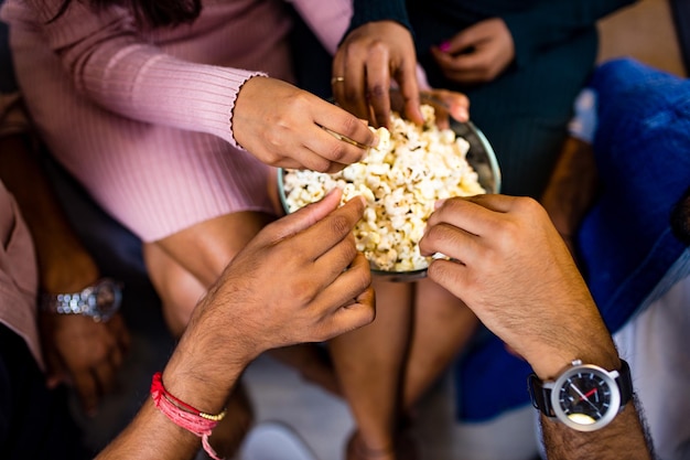 Cuatro amigos árabes viendo una película divertida en casa