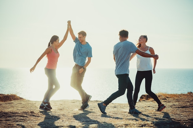 Los cuatro amigos disfrutan del tiempo cerca del mar.