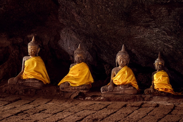 Cuatro antiguas estatuas de Buda en una cueva en la provincia de Chumphon, Tailandia