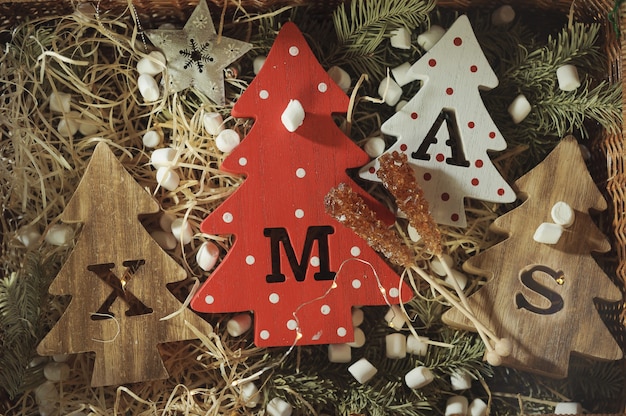 Cuatro árboles de Navidad de madera decorativos con letras talladas Navidad y adornos navideños