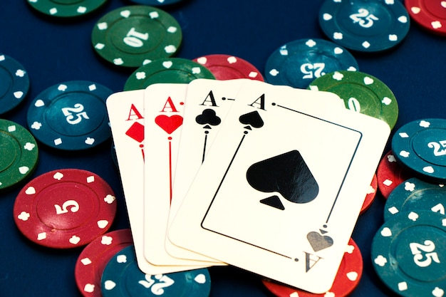 Cuatro ases y fichas, juego de cartas, cartas sobre la mesa. Poker y blackjack, jugar a las cartas.