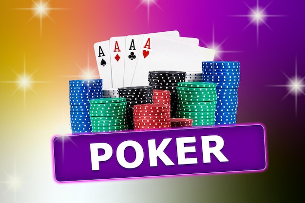 Cuatro ases jugando a las cartas detrás de montones de fichas contra un colorido fondo brillante Collage con inscripción poker Gambling casino Closeup