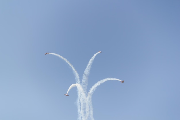 Cuatro aviones realizando un espectáculo en el cielo.