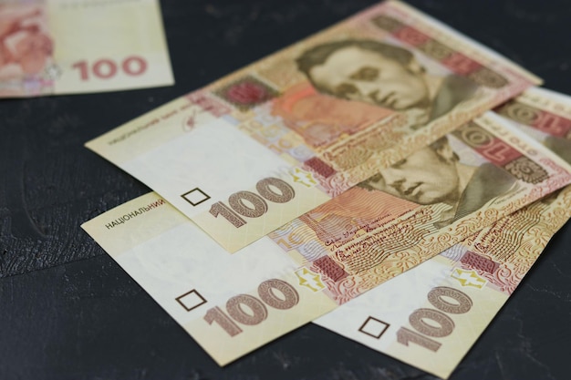 Cuatro billetes ucranianos de cien fondos de dinero hryvnia