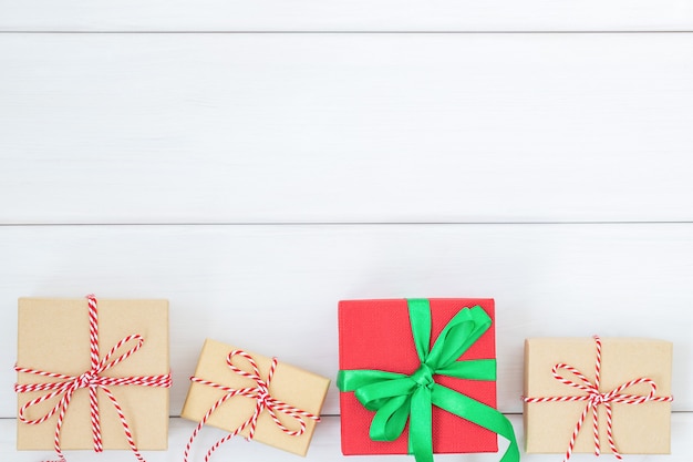 Cuatro cajas de regalo sobre fondo blanco de madera