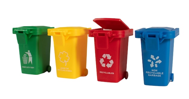 Cuatro contenedores de plástico de diferentes colores y etiquetas para el reciclaje