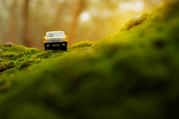 Cuatro por cuatro fuera de carretera cruzando la montaña cubierta de musgo verde. Concepto de viajes y carreras para vehículos todo terreno con tracción en las cuatro ruedas