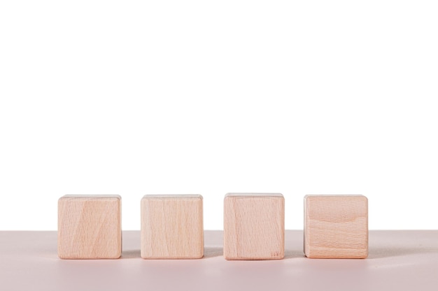 Foto cuatro cubos de madera sobre un fondo blanco.