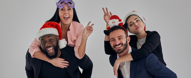 Los cuatro empresarios celebrando la Navidad y gesticulando