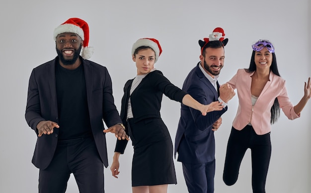 Los cuatro empresarios felices celebrando la navidad