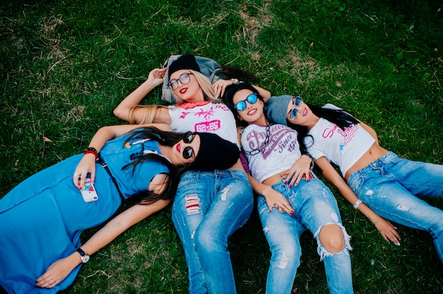 Cuatro hermosas chicas en la hierba