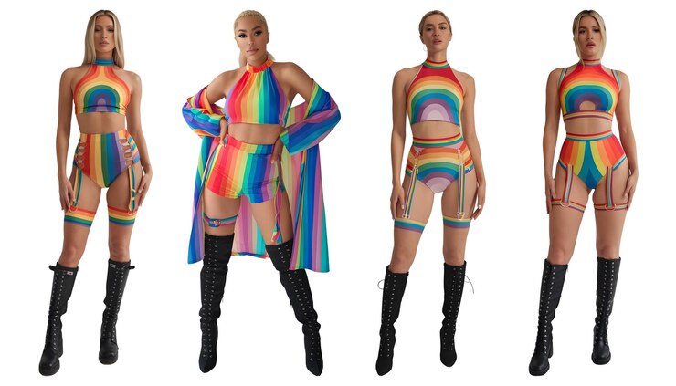 Cuatro hermosas mujeres rubias en un vibrante traje de dos piezas de arco iris están aisladas en fondo blanco