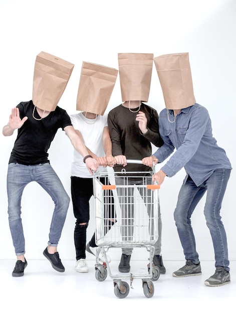 Cuatro hombres en un concepto de compras en blanco