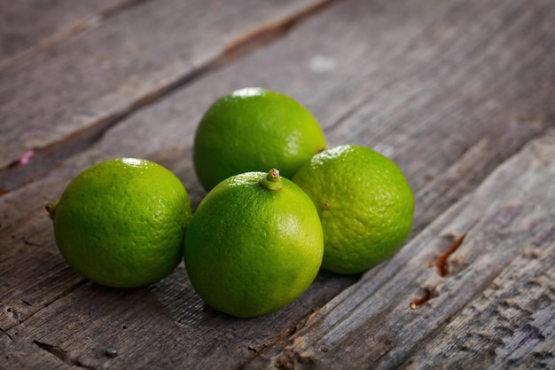 Cuatro limones en la mesa