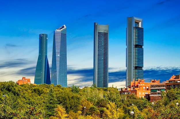 Foto cuatro modernos rascacielos en madrid, españa