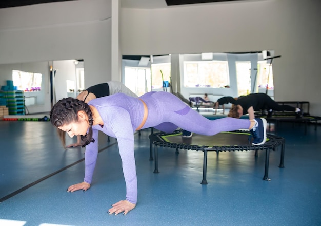 cuatro, mujeres jóvenes, en, trampolín, joven, condición física, niñas, trenes, en, gimnasio