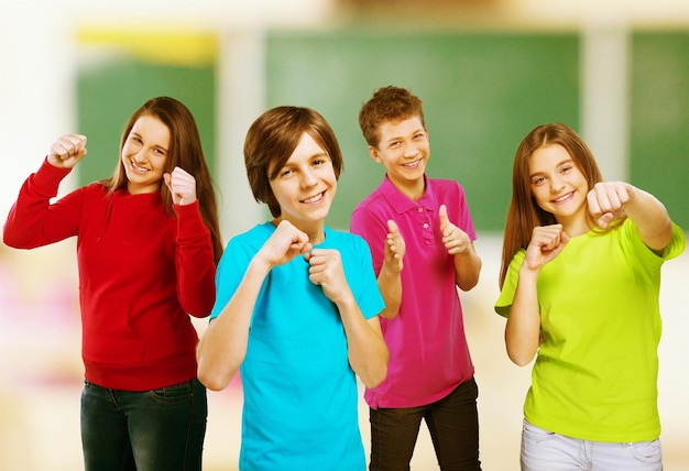 Cuatro niños lindos jóvenes en ropa de colores