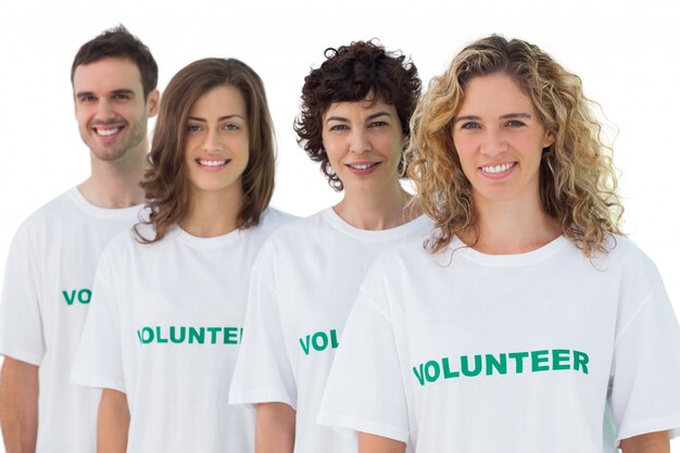 Foto cuatro personas con camiseta de voluntario