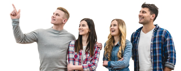 Las cuatro personas felices de pie sobre el fondo blanco.