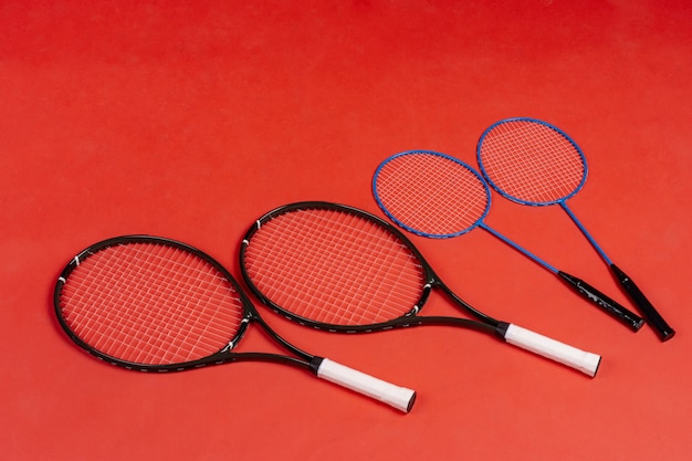 Cuatro raquetas Raquetas para tenis y bádminton.