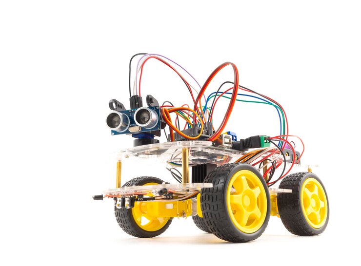 Foto cuatro ruedas programables conducen un coche robótico 4wd con evitación de obstáculos y capacidad de seguimiento de línea aislado en fondo blanco con trayectoria de recorte