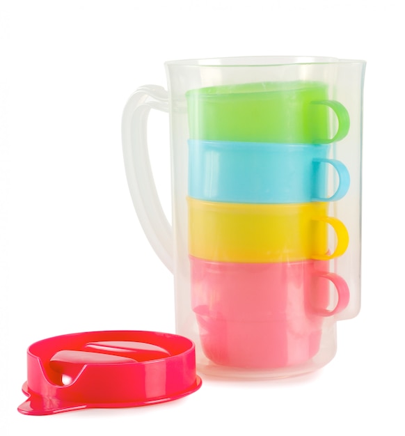 Cuatro tazas de colores con jarra