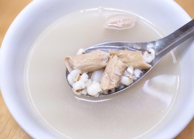 Cuatro tónicos sopa cuatro ingredientes sabor a hierbas sopa taiwanesa delicioso manjar de comida callejera con lágrimas de Job intestinos de cerdo cerca del espacio de copia