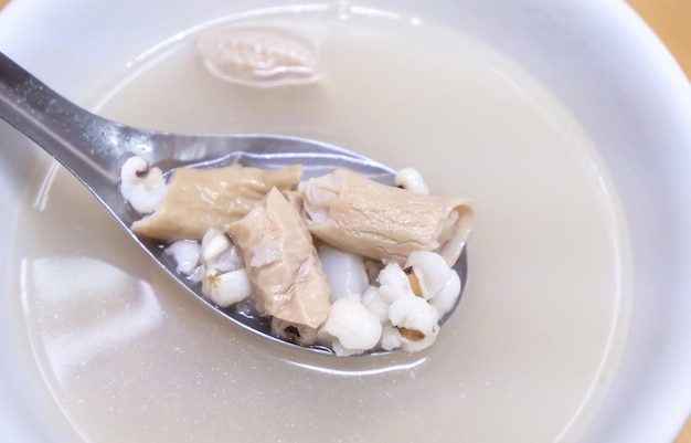 Cuatro tónicos sopa cuatro ingredientes sabor a hierbas sopa taiwanesa delicioso manjar de comida callejera con lágrimas de Job intestinos de cerdo cerca del espacio de copia