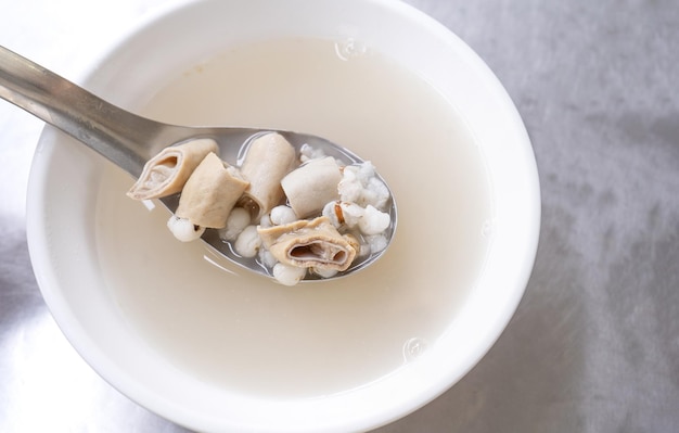 Cuatro tónicos sopa cuatro ingredientes sabor a hierbas sopa taiwanesa delicioso manjar de comida callejera con lágrimas de Job intestinos de cerdo cerca del espacio de copia