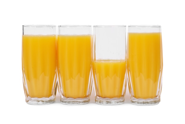 Cuatro vasos con jugo de naranja aislado en blanco