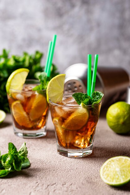 Cuba libre cocktail con menta y lima