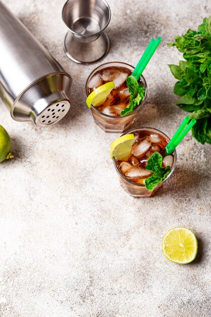 Cuba libre cocktail mit minze und limette