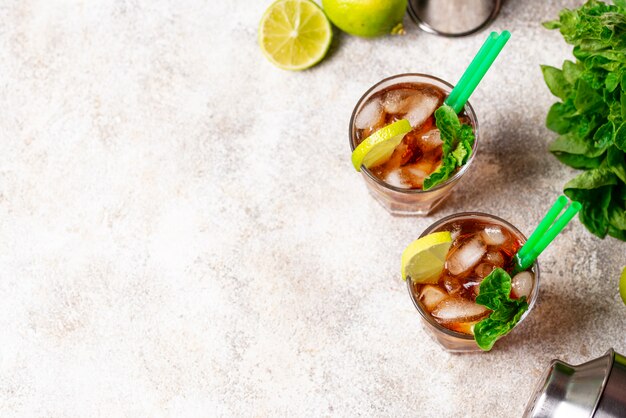 Cuba Libre Cocktail mit Minze und Limette