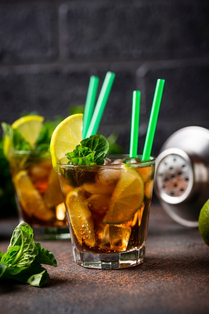 Cuba Libre Cocktail mit Minze und Limette