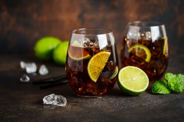 Cuba libre com rum marrom, cola e limão. cuba libre ou cocktail long island.